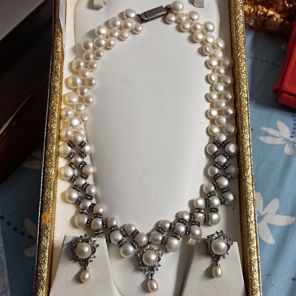Pearl Necklace Set - Picture 4 of 4